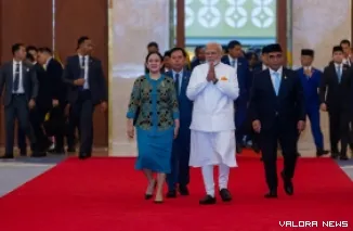 Ketua DPR RI, Puan Maharani sambut Perdana Menteri (PM) India, Narendra Modi di kompleks parlemen dalam kunjungan kenegaraan, Selasa. (humas)
