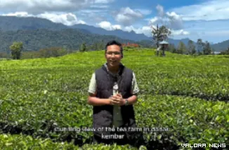 Video Muhammad Khalifah Hamdani saat mengikuti lomba pidato berbahasa Inggris dengan tema kuliner khas Minang, ampiang dadiah dengan latar belakang perkebunan teh di Alahan Panjang, Kabupaten Solok.