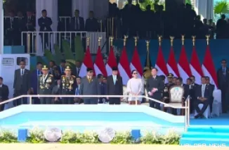 Ketua DPR RI, Puan Maharani bersama Presiden Prabowo Subianto, Gibran Rakabuming Raka (Wapres) dan jajaran mentri lainya, saat mengikuti defile dalam rangka Hari Bhayangkara ke-80 di Satlat Brimob Polri, Cikeas, Bogor, Rabu. (humas)