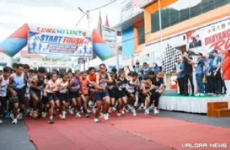 Ribuan pelari memadati garis start Bhayangkara Run Road to Police Woman Run 2026 di Kota Tua Sawahlunto, Ahad. Ajang ini digelar Polres Sawahlunto dalam rangka Hari Bhayangkara ke-80 tahun 2026. (hendra idris)