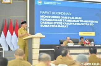 Gubernur Sumbar, Mahyeldi saat berikan arahan pada Rapat Monitoring dan Evaluasi Percepatan Rehabilitasi dan Rekonstruksi Pascabencana di Auditorium Gubernuran Sumbar, Selasa. (humas)