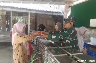 Makanan Bergizi Gratis (MBG) yang dibagikan langsung oleh anggota Satuan Tugas (Satgas) TNI Manunggal Membangun Desa (TMMD), Senin (27/07/26).