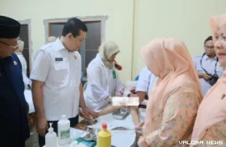 Sekda Muba, Syafaruddin bersama Ketua DWP Siti Fatimah Syafaruddin serta Ketua Baznas Muba, Muhammad Jaya meninjau proses khitan masal gratis di Gedung Dharma Wanita Sekayu. (toyipa)