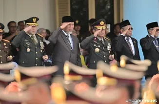 Gubernur Sumbar, Mahyeldi saat menghadiri Upara Hari Bhayangkara ke-80  di Halaman Istana Gubernuran, Rabu. (humas)