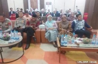 Ketua STIH Putri Maharaja, Dr Eviandi Ibrahim bersama bersama Ketua Syarikat Islam (SI) Bukittinggi, Rismaidi Tuangku Bagindo dan undangan, pada kegiatan Wisuda Tahun Ajaran 2025/2026 yang digelar di Payakumbuh, Sabtu. (hamriadi)