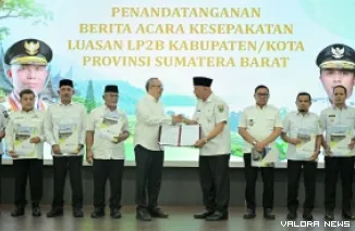 Gubernur Sumbar, Mahyeldi serahkan kesepakatan bersama LP2B kepala daerah se-Sumbar pada Dirjen Tata Ruang Kementerian ATR/BPN, Suyus Windayana usai penandatanganan kesepakatan di auditorium gubernuran, Rabu. (humas)