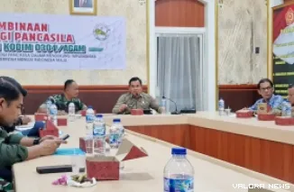 Kepala Staf Kodim 0304/Agam, Mayor Inf Rudi Saragih memimpin rapat koordinasi TMMD/N ke-129 Tahun 2026 yang digelar di Makodim 0304/Agam, di Kota Bukittinggi, Kamis. (humas)