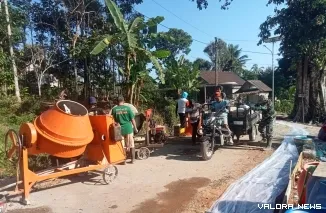 Semangat gotong royong menyelimuti Desa Cukil sejak pagi hari. Personel Satgas TMMD Ke-129 Kodim 0714/Salatiga bersama warga setempat kompak mengerjakan pengecoran jalan, Kamis (16/7/2026).