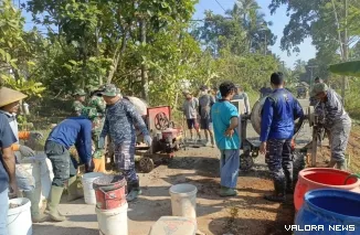 Satgas TMMD reguler ke-129 Kodim 0714/Salatiga bersama warga terus mengakselerasi pengecoran jalan penghubung di Desa Cukil, Kecamatan Tengaran, Kabupaten Semarang, Sabtu (18/7/2026).