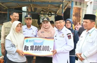 Wakil Wali Kota Padang Maigus Nasir Menyerahkan Bantuan Kepada Warga Korban Kebakaran, Rabu (16/7/2026)