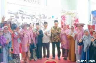 Wakil Ketua DPRD Padang, Mastilizal Aye foto bersama dengan warga Kampung Lapai, usai peresmian Masjid Muttaqin di Jl Tanjung Indah No 25, Kelurahan Kampung Lapai, Kecamatan Nanggalom, Sabtu. (Humas)