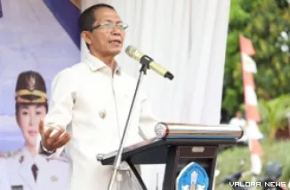 Wali Kota Batam, Amsakar Achmad menyampaikan sambutan saat peletakan batu pertama pembangunan SMKN 13 Batam di Bengkong, Senin. (humas)