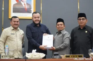 Wali Kota Padang Fadly Amran Menyerahkan Nota Keuangan dan Rancangan Peraturan Daerah (Ranperda) tentang Perubahan Anggaran Pendapatan dan Belanja Daerah (APBD) Kota Padang Tahun Anggaran 2026, Jumat (3/7/2026)
