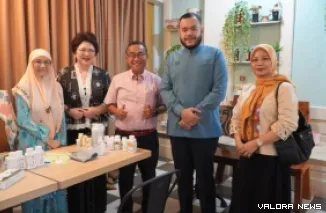 Wali Kota Padang Fadly Amran Didampingi Kepala Dinas Kesehatan Srikurnia Yati Saat Bertemu Bekas Timbalan Menteri Kesihatan I Malaysia, Datuk Dr. Noor Azmi, Sabtu (4/7/2026)