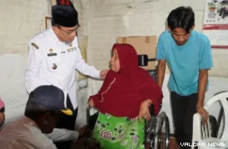 Wakil Wali Kota Padang Maigus Nasir Menyerahkan Bantuan Kursi Roda Kepada Warga Penerima Manfaat di Kelurahan Olo Kecamatan Padang Barat, Rabu (15/7/2026)
