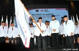Zulhardi Z Latif (Memegang Pataka) Disaksikan Wali Kota Padang Fadly Amran Seusai Dilantik Kembali Menjadi Ketua PMI Kota Padang, Rabu (22/7/2026)
