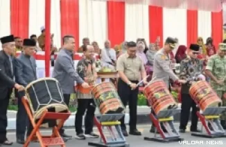 Wali Kota Bukittinggi, Ramlan Nurmatias memukul gendang tasa bersama Forkopimda pada pembukaan pawai alegoris yang diikuti ribuan pelajar, di Jalan Sudirman Bukittinggi, Selasa (18/8/2026). (hamriadi)