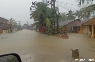 Genangan air di Jl Jamal Jamil Kecamatan Nanggalo, Padang menyebabkan akses warga dari arah Kampus Akper atau SMAN 12 Padang jadi terhalang, Senin sore.