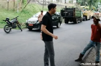 Wali Kota Sawahlunto, Riyanda Putra didampingi Kepala Dinas PUPR, Def Afrianto, berbincang langsung dengan salah seorang pekerja saat meninjau proses perbaikan jalan, kemarin. (hendra idris)