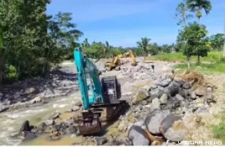 Alat berat jenis ekskavator dikerahkan untuk normalisasi aliran sungai Batang Guo, Rabu siang. (humas)
