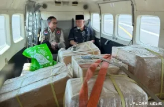 Gubernur Sumbar, Mahyeldi bersama Abdul Muhari (Deputi Bidang Pencegahan BNPB) di atas pesawat Susi Air yang akan membawa rendang bantuan dari masyarakat Sumbar untuk penyintas gempa di Kabupaten Manggarai, Selasa. (humas)