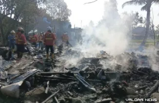 Tiga rumah petak jadi abu akibat kebakaran di Jl Binuang Kampung Dalam RT 02 RW 05 Kelurahan Binuang Kampung Dalam, Kecamatan Pauh, Sabtu pagi. (fb afriadi)