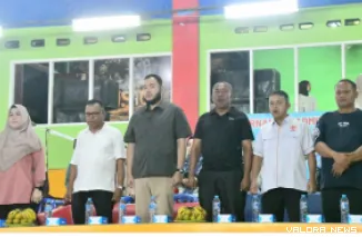 Wali Kota Padang, Fadly Amran bersama Anggota DPRD Padang, Alfi Beben One, Ketua KONI Padang, Erianto, Kepala Dispora, Eka Putra Buhari, Camat Luki, Nurul Widya Siska Usman pada pembukaan Wali Kota Padang Cup Badminton Open 2026, Selasa. (humas)