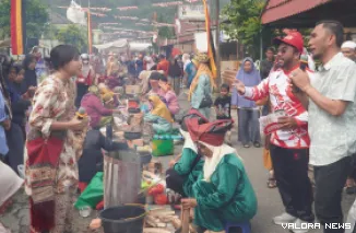 Wakil Wali Kota Padang Panjang, Allex Saputra ikut memeriahkan Lomba Memasak Sambalado Tanak dalam rangkaian kegiatan Bukik Tui Barasok untuk memeriahkan HUT RI ke-81 di Kelurahan Tanah Hitam, Sabtu. (humas)