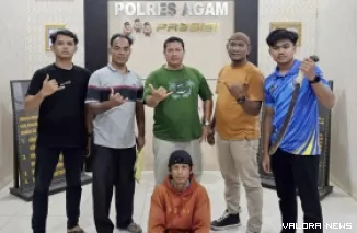 Tim Opsnal Satreskrim Polres Agam bersama Bujang alias N (61), terduga pelaku penganiayaan berat di Nagari Garagahan, Kecamatan Lubuk Basung. (humas)