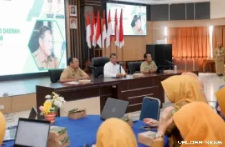 Sekda Batam, Firmansyah sampaikan sejumlah arahan pada kegiatan Bimtek Penyusunan Standar Pelayanan dan SOP melalui Best Practice Pemerintah Kota Surabaya di Kantor Wali Kota Batam, Batam Centre, Selasa. (humas)