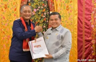 Bupati Agam Ir H Benni Warlis MM serahkan sejumlah usulan kegiatan pemulihan daerah terdampak bencana hidrometeorologi pada Menteri PU, Dody Hanggoro saat kunjungan kerja ke Kabupaten Agam. (anizur)