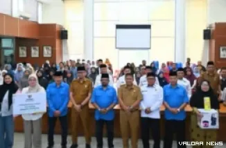 Sekretaris Daerah Kota Bukittinggi, Rismal Hadi beserta jajaran, foto bersama dengan para mustahik penerima sejumlah program Baznas di Aula Balaikota, Senin. (hamriadi)