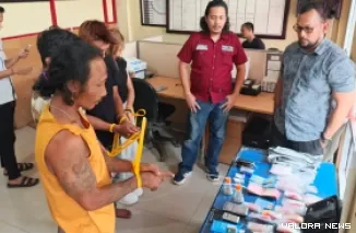 Pelaku beserta barang bukti yang berhasil diamankan.