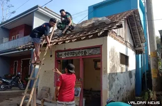 TNI dan warga gotong royong rombak pos kamling