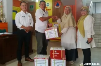 Perwakilan RSUD M Natsir Solok, mengantarkan bantuan untuk korban gempa NTT berupa rendang yang diterima staf BPBD Sumbar, Rabu. (humas)