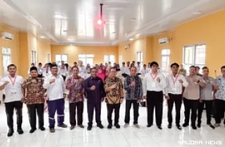 Asisten I Pemkab Muba, Ardiansyah bersama Kepala Disnakertrans Muba, Herryandi Sinulingga AP dan jajaran, foto bersam usai pembukaan rekrutmen dan walk-in interview calon karyawan PT DSSP Power Sumsel di Balai Latihan Kerja (BLK) Sekayu, Kamis. (humas)