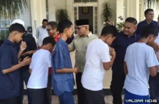 Bupati Pasbar, Yulianto melepas skuad PS Pasbar untuk berlaga di Liga Soeratin U-13 dan U-15 Zona Sumatera Barat Tahun 2026 di halaman kantor bupati, Sabtu. (robi irwan)