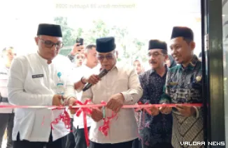 Bupati Pasaman Barat, Yulianto menggunting pita pada persemian kantor wali nagari Lingkung Aua Baru, Jumat. (humas)