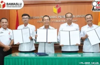 Penandatanganan Pernyataan Kinerja Pimpinan itu digelar secara hibrida di Ruang Sidang Bawaslu Sumbar, Rabu (12/8/2026
