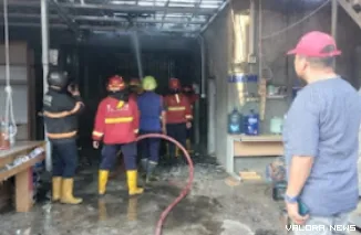 Petugas Damkar Padang saat melakukan pada manusia kebakaran Gudang Furniture di Parak Karakah
