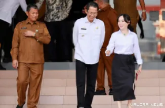 Wali Kota Batam, Amsakar Achmad, berbincang dengan Wakil Wali Kota Batam, Li Claudia Chandra, dan didampingi Sekda Batam, Firmansyah, belum lama ini. (humas)