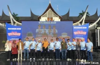 Asisten III Setdaprov, Medi Iswandi bersama Wakil Wali Kota Padang, Maigus Nasir, Dirlantas Polda Sumbar, Kepala Bapenda Al Amin, foto bersama usai pengundian Gebyar Pajak Kota Padang 2026 di arena CFD depan Kantor Gubernur. Ahad pagi. (veby rikiyanto)