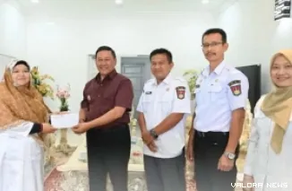 Wali Kota Bukittinggi, Ramlan Nurmatias lepas perwakilan Kota Bukittinggi yang akan mengikuti MTQ Korpri ke-8 Tingkat Nasional di ruang pertemuan Rumah Dinas Wali Kota Bukittinggi, Rabu. (humas)