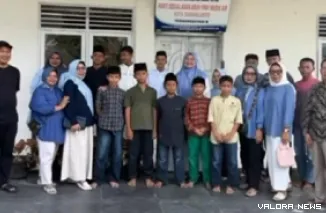 Ketua DPRD Sawahlunto, Susi Haryati foto bersama di Panti Sosial Anak Asuh Yayasan Penyantun Anak Yatim (YPAY) Mudik Air, di Kompleks Masjid Agung Nurul Islam, Kota Sawahlunto, Ahad. (humas)