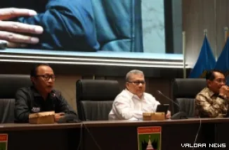 Ketua DPRD Sumbar, Muhidi bersama John Kenedy Azis (Bupati Padang Pariaman), Dr Muhammad Taufik (moderator) pada seminar nasional sekaligus pelantikan Pengda JMSI Sumbar di Padang, Sabtu. (humas)