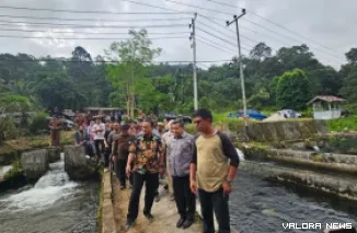 Sekretaris Jenderal KKP RI, Dr Ir Andy Artha Donny Oktopura ST MT MEng bersama Bupati Agam Ir H Benni Warlis MM dan rombongan meninjau kolam air deras di Lubuk Basung, Kabupaten Agam, Sabtu. (anizur)