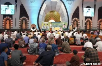 Gubernur Sumatera Barat, Mahyeldi ajak ASN lazimkan wakaf uang pada kegiatan Subuh Mubarak ASN Pemprov Sumbar di Masjid Raya Syekh Ahmad Khatib Al-Minangkabawi, Ahad pagi. (humas)