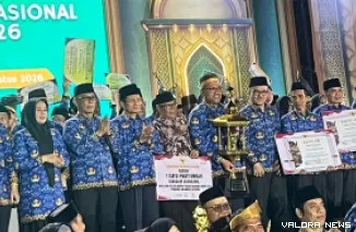 Sekdaprov Sumbar, Arry Yuswandi saat menerima piala Juara Umum MTQ Nasional Korpri VIII yang digelar di Makassar, Provinsi Sulawesi Selatan. (humas)