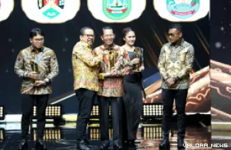Kepala Badan Komunikasi Pemerintah RI, Muhammad Qodari serahkan penghargaan Pemimpin Daerah Awards 2026 kepada Wali Kota Batam, Amsakar Achmad di JCH Gedung iNews Tower, Jakarta, Kamis (27/8/2026). (humas)