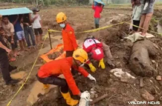 Tim SAR saat melakukan evakuaai terhadap mayat yang ditemukan di Agam.
